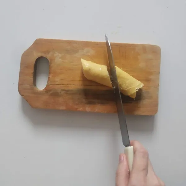 Gulung-gulung lalu potong serong menggunakan pisau.