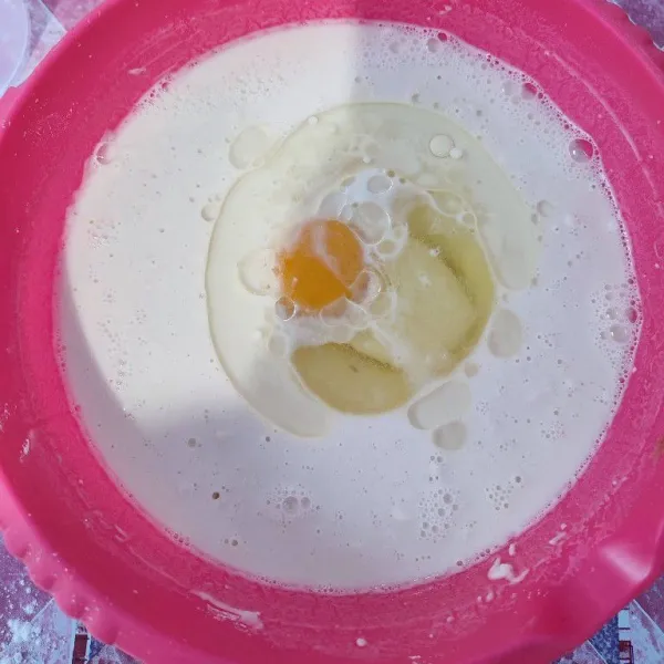 Tambahkan telur ayam dan minyak goreng, lalu aduk kembali hingga licin.