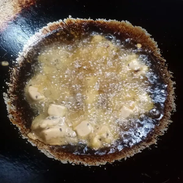Panaskan minyak goreng, lalu masukkan adonan 1 sendok per 1 sendok. Goreng sampai kecokelatan, lalu angkat dan tiriskan. Kemudian sajikan.