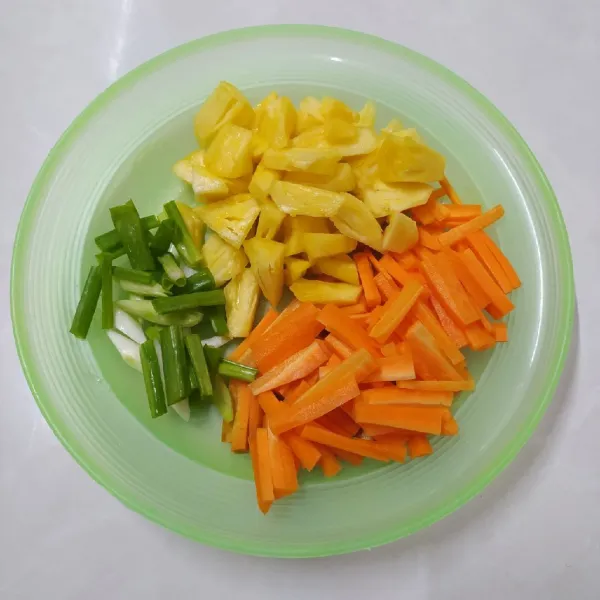 Saus asam manis : siapkan bahan isian.