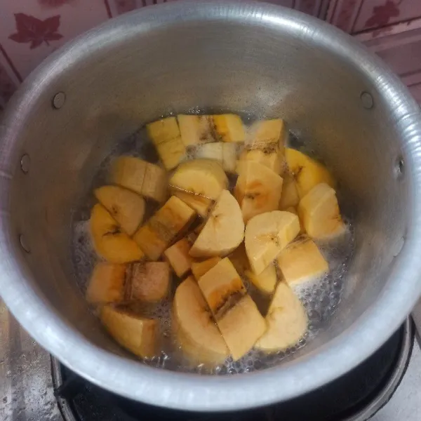 Rebus sedikit air, setelah mendidih masukkan pisang rebus hingga setengah matang.