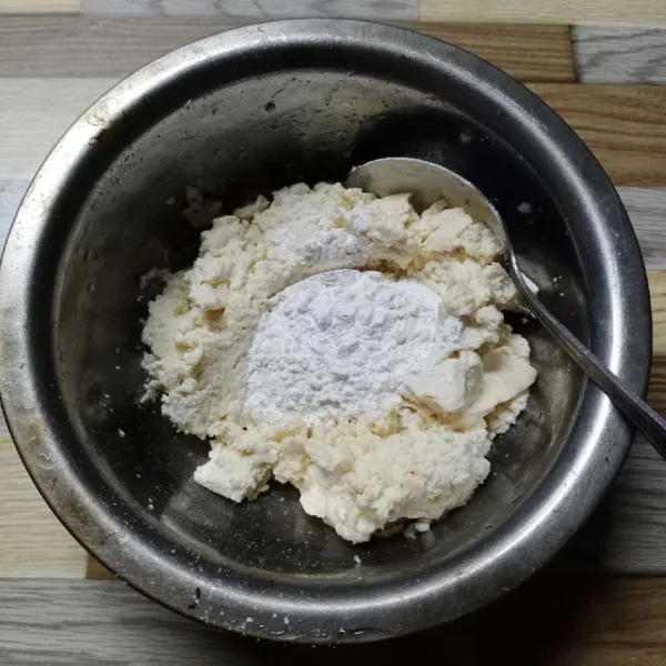 Masukkan tepung beras, garam, dan kaldu jamur, lalu aduk rata.
