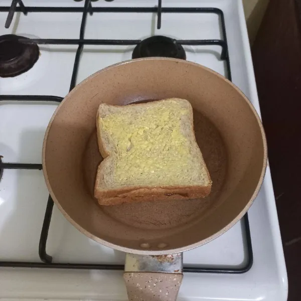 Panggang roti hingga kedua sisi kecokelatan.