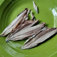 Cuci bersih ikan pindang tongkol, kemudian buang kepala dan durinya.