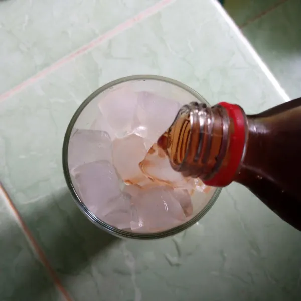 Tuang air soda.