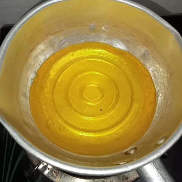 Rebus air, gula, dan pewarna kuning hingga mendidih.