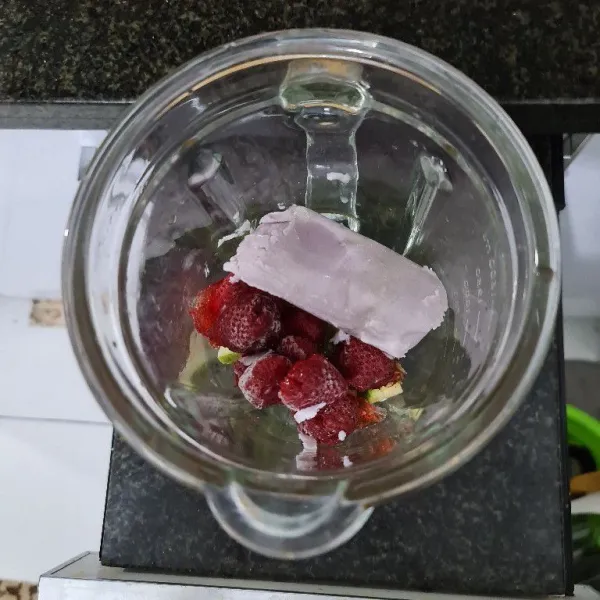 Masukkan strawberry, jambu kristal, dan yoghurt kedalam blender.