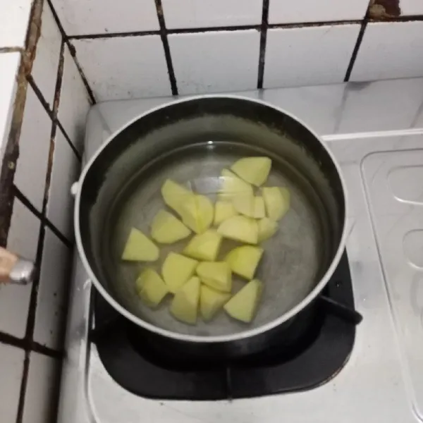 Rebus kentang hingga empuk. Kemudian sisihkan dan lumatkan dengan garpu.