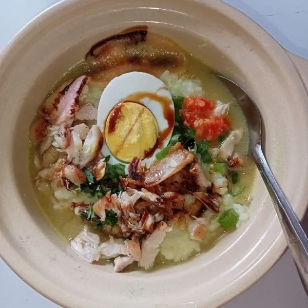 Sajikan bubur ayam dengan telur rebus, daun seledri, bawang prei, bawang goreng, ayam, jeruk nipis dan sambal tambahkan kecap asin dan kecap manis diatasnya. Yummy..