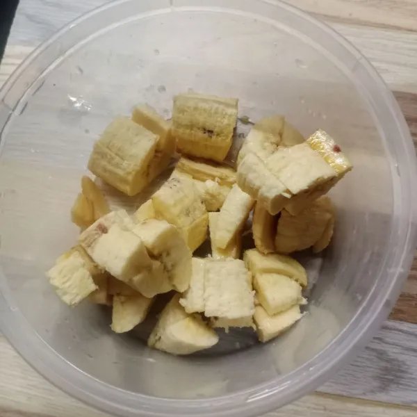 Kupas pisang, lalu potong menjadi bentuk dadu.