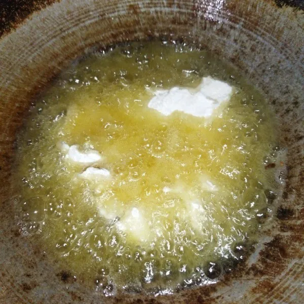 Lalu goreng jamur dalam minyak yang sudah panas dan goreng hingga matang kuning keemasan, lalu angkat.