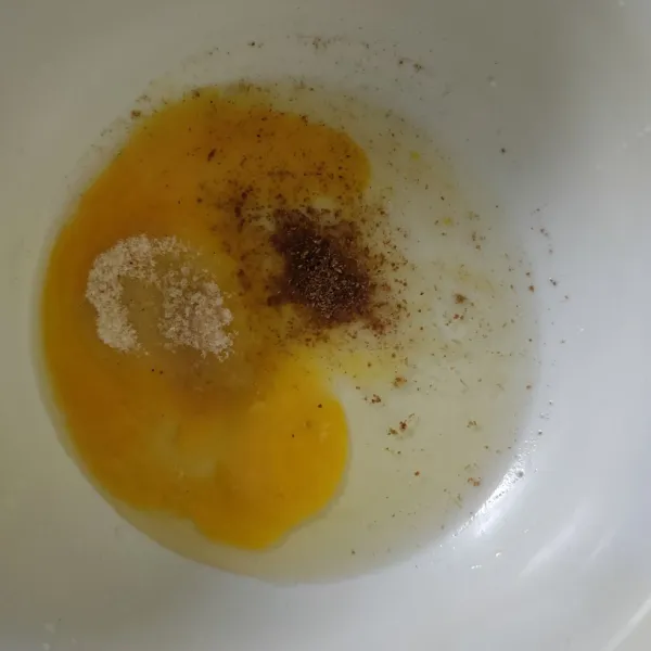 Kocok telur bersama kaldu bubuk, lada bubuk, ketumbar bubuk, dan gula pasir.
