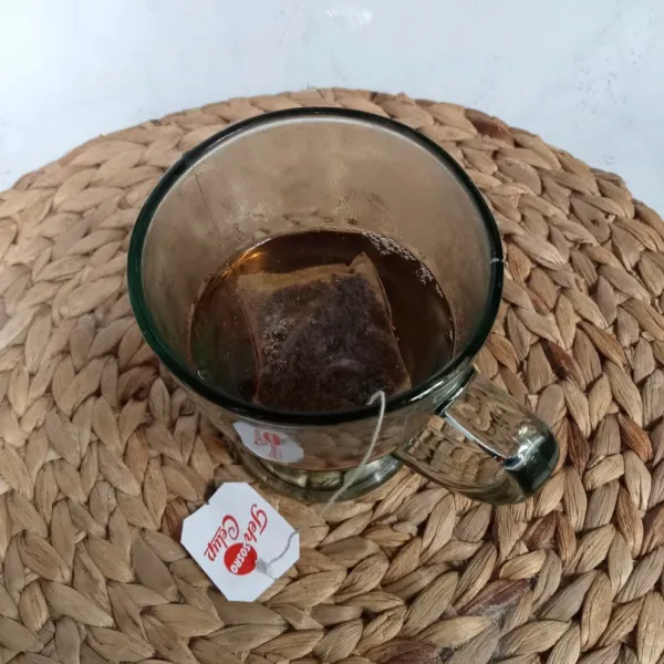 Seduh teh dengan air panas dan biarkan sampai berubah warna.