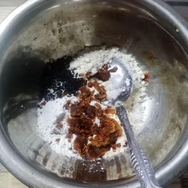 Dalam wadah masukkan tepung terigu, tepung beras, garam, gula merah, dan wijen.