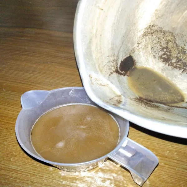 Tuang kopi perlahan agar endapan kopi tidak tercampur.