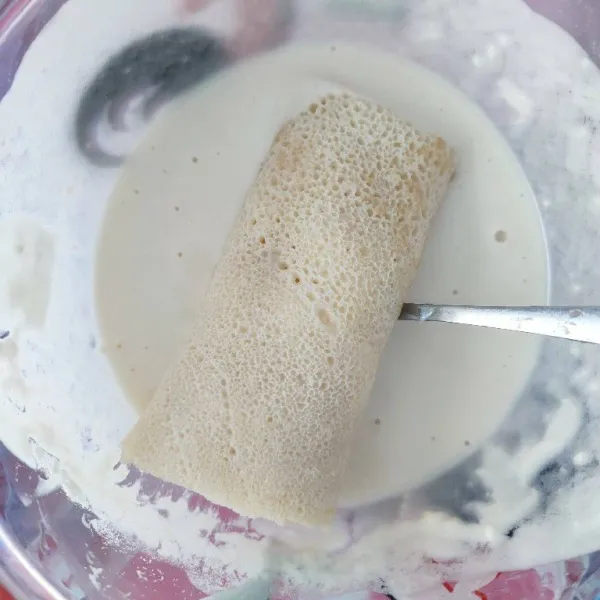 Campur tepung terigu dan air sampai membentuk adonan yang pas, kemudian celupkan risol mayo.