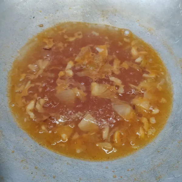 Masukkan wortel dan air. Bumbui dengan merica bubuk, saus tomat, garam, dan gula pasir. Aduk rata sambil cicipi rasanya sesuai selera.