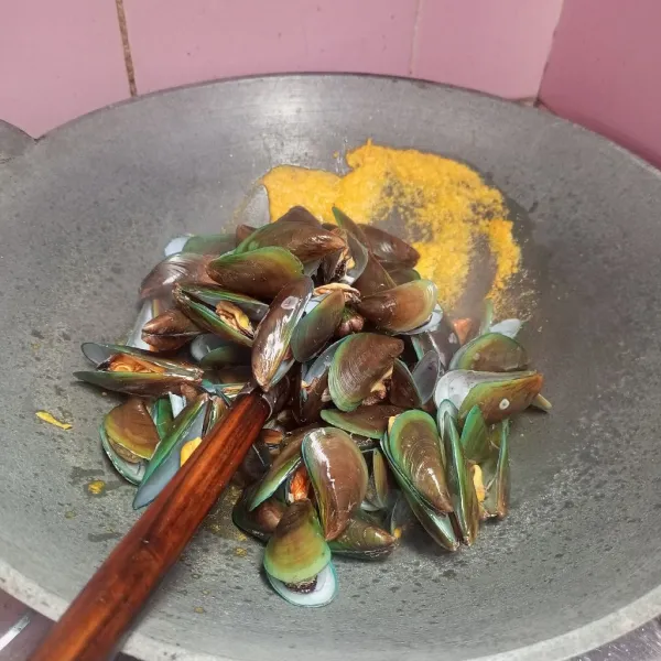 Masukkan kerang, aduk rata.