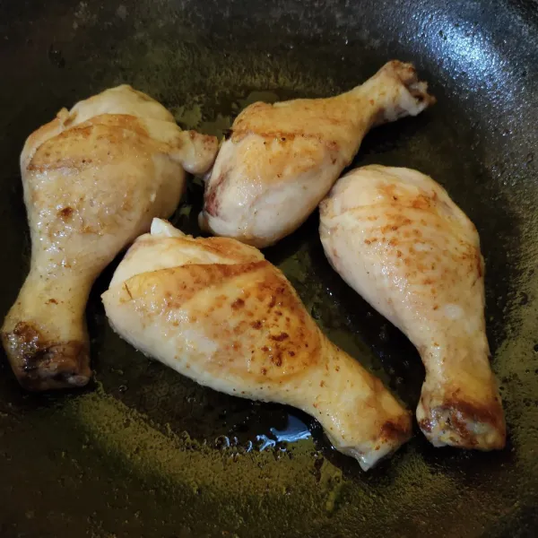 Goreng ayam menggunakan sedikit minyak hingga setengah matang.
