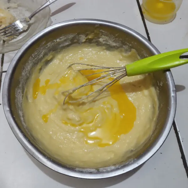 Tuang margarin cair dan aduk sampai tercampur rata.