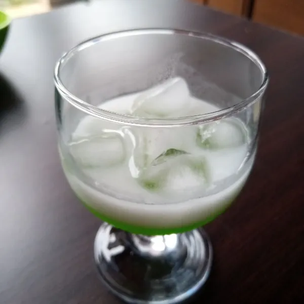 Masukkan sirup melon.