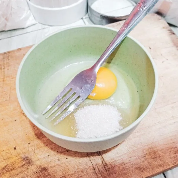Kocok telur dan gula sampai mengembang. bisa pakai mixer atau manual