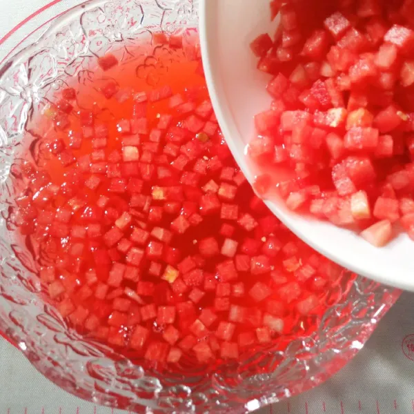 Masukkan potongan buah semangka, lalu aduk rata.