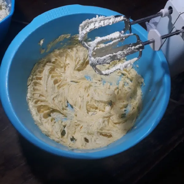 Mixer margarin dan gula dengan kecepatan rendah, asal rata saja (15 detik).