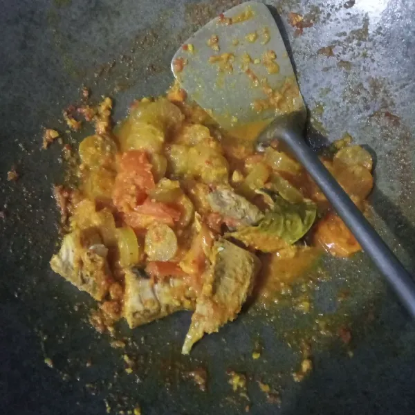 Bumbui dengan garam dan kaldu bubuk. Masak hingga bumbu meresap. Tes rasa.