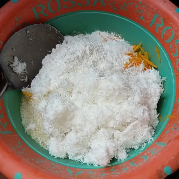 Lalu tambahkan kelapa parut, tepung beras, gula pasir dan garam.