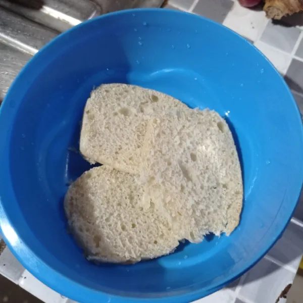 Tata 3 slice roti ke dalam wadah.