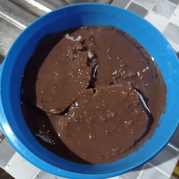 Siram dengan saus milo, tata lagi 3 slice roti, siram saus milo lagi.