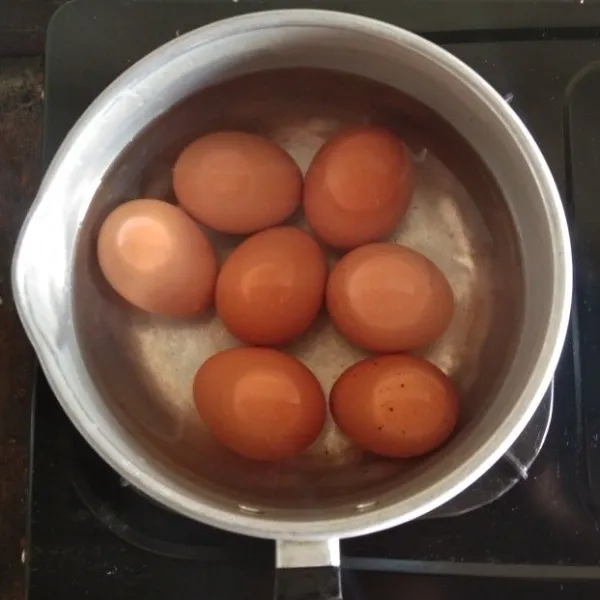 Rebus telur hingga matang (25-30 menit). Kupas telur dan cuci hingga bersih.