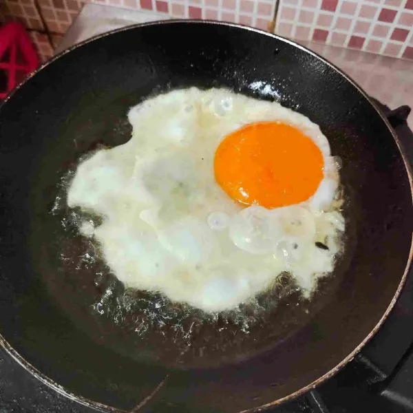 Ceplok telur hingga matang, lalu sisihkan.