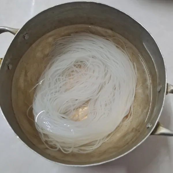 Rendam sohun dengan air panas sampai mengembang. Angkat tiriskan dan beri 1 sdm minyak goreng agar tidak lengket.