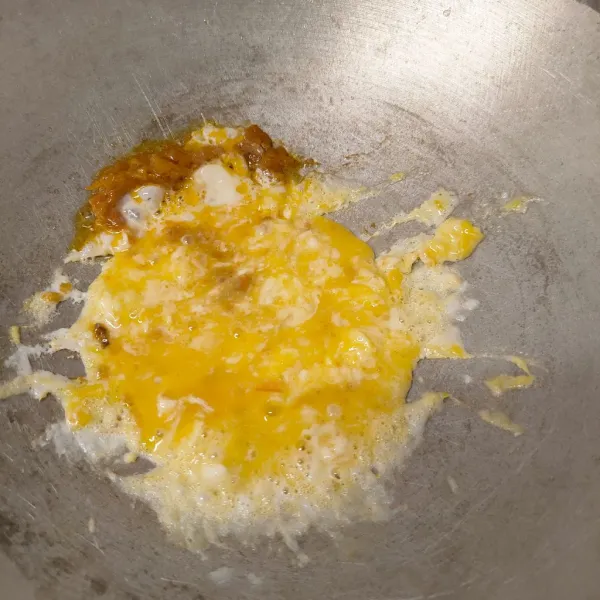 Masak telur, kemudian orak-arik serta masukkan sambal bawang.