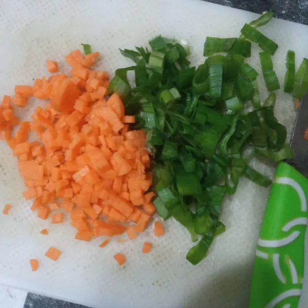 Siapkan wortel dan daun bawang.