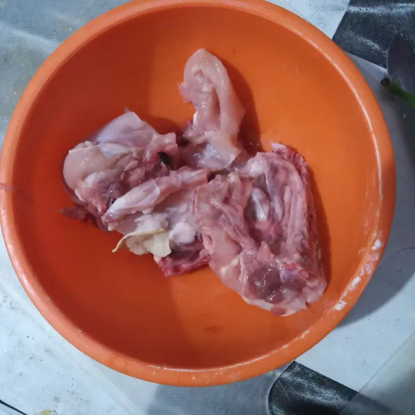 Cuci ayam lalu beri perasan air jeruk nipis, diamkan 10 menit lalu bilas.