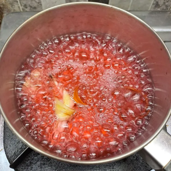 Rebus sampai air berubah warna menjadi merah.