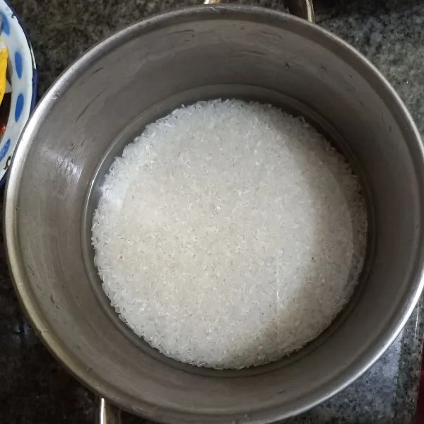 Cuci beras dan tiriskan
