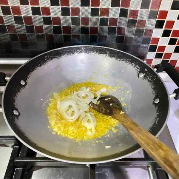 Lelehkan mentega, tumis parutan jahe dan bawang putih hingga harum kemudian masukkan bawang bombay hingga layu