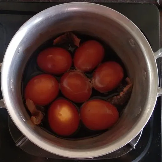 Rebus kembali telur yang telah dikupas tadi dengan tea, daun salam dan garam hingga telur berubah kecoklatan.