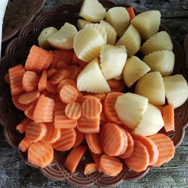 Potong wortel dan kentang.