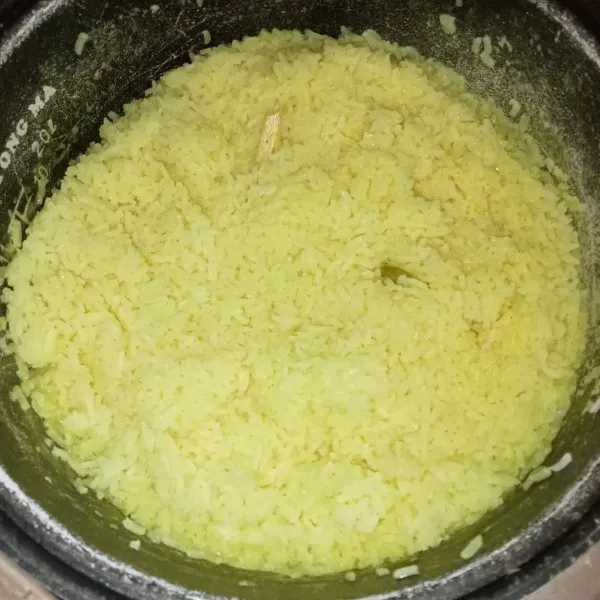 Masak sampai nasi matang dan tanak, nasi kuning siap disajikan dengan lauk kesukaan.