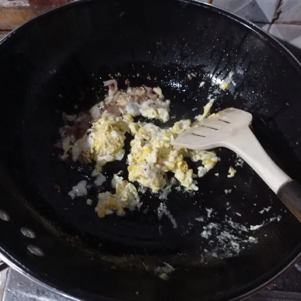 Masukan telur, buat orak arik sampai telur matang.