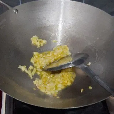 Panaskan margarin kemudian tumis bawang hingga wangi.