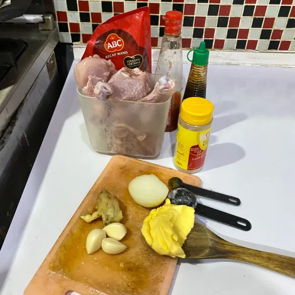 Siapkan semua bahan. Lumuri ayam dengan garam dan jeruk lemon kemudian bilas kembali