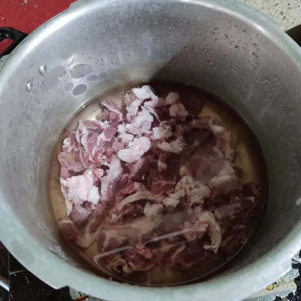 Rebus daging dengan 2 liter air.