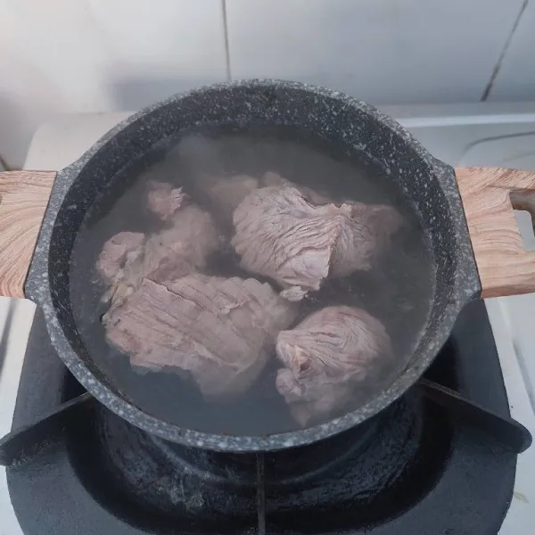 Rebus daging hingga empuk, kemudian potong sesuai selera, sisihkan.