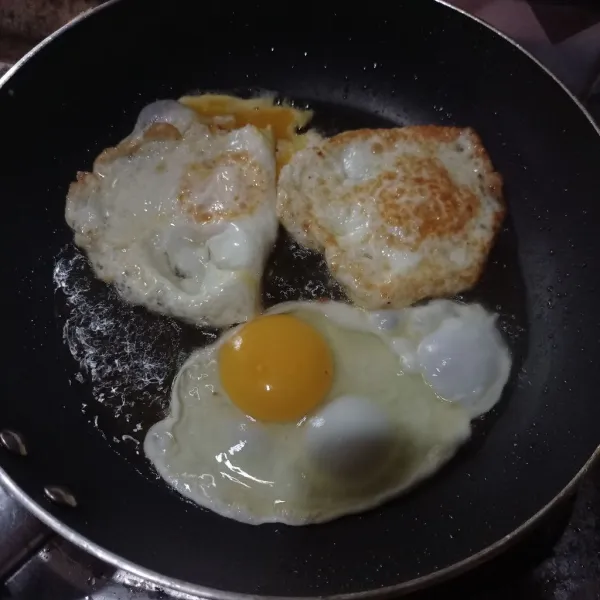 Buat telur ceplok sampai matang, tiriskan, lakukan sampai selesai.